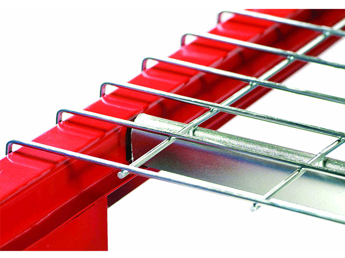 U-shaped wire decking for selective pallet racking